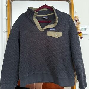 Black and green Patagonia Pullover